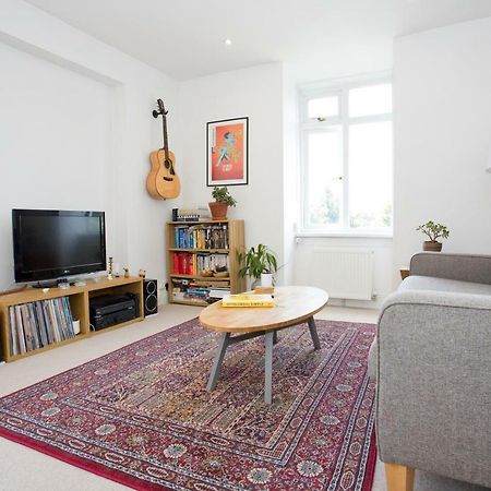 בורנמות' Bright 2 Bedroom Apt - Great Location - Free Parking מראה חיצוני תמונה