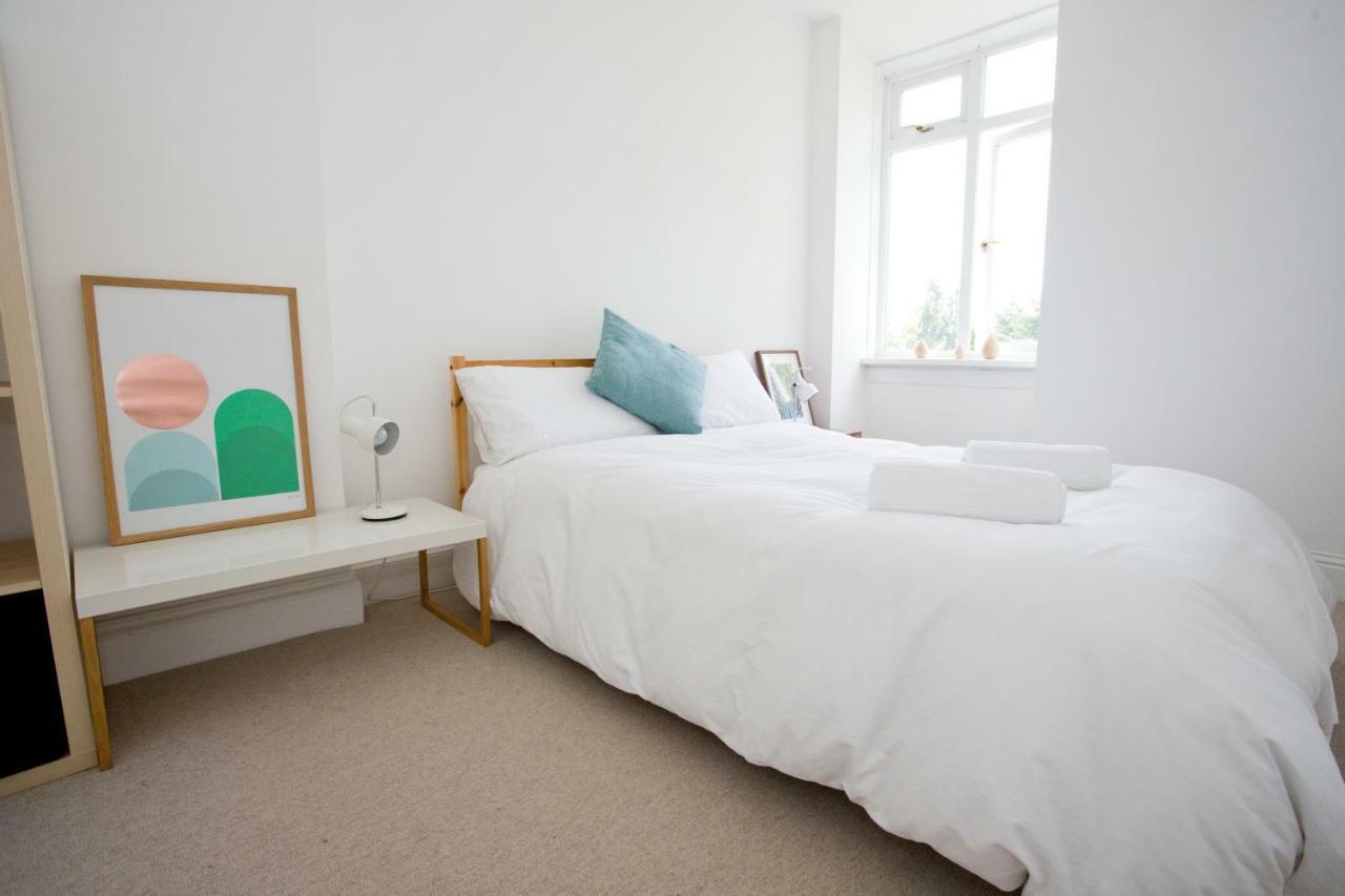 בורנמות' Bright 2 Bedroom Apt - Great Location - Free Parking מראה חיצוני תמונה