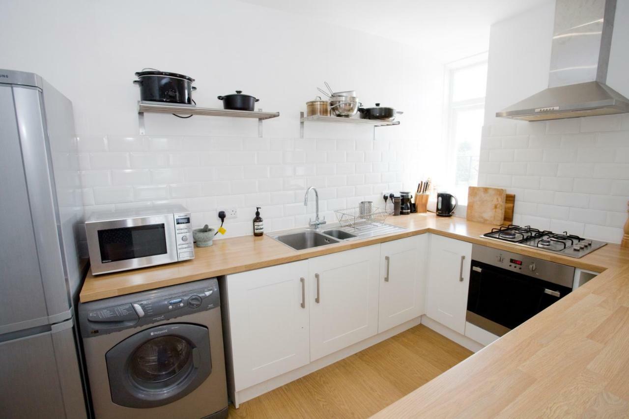 בורנמות' Bright 2 Bedroom Apt - Great Location - Free Parking מראה חיצוני תמונה