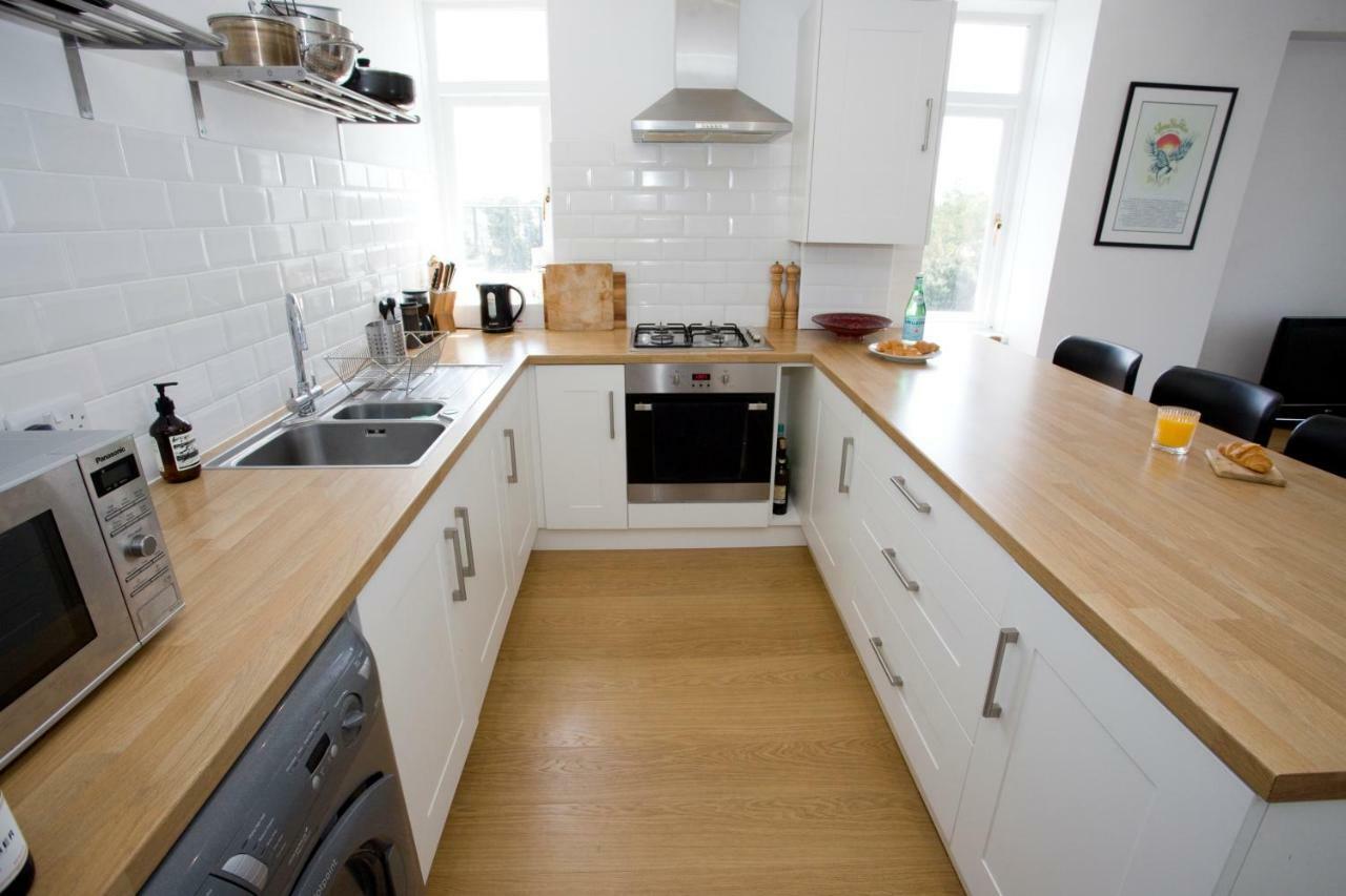 בורנמות' Bright 2 Bedroom Apt - Great Location - Free Parking מראה חיצוני תמונה