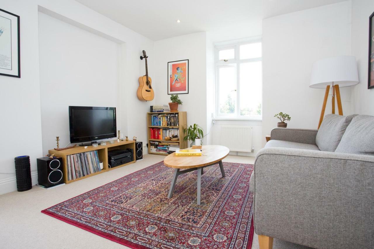 בורנמות' Bright 2 Bedroom Apt - Great Location - Free Parking מראה חיצוני תמונה