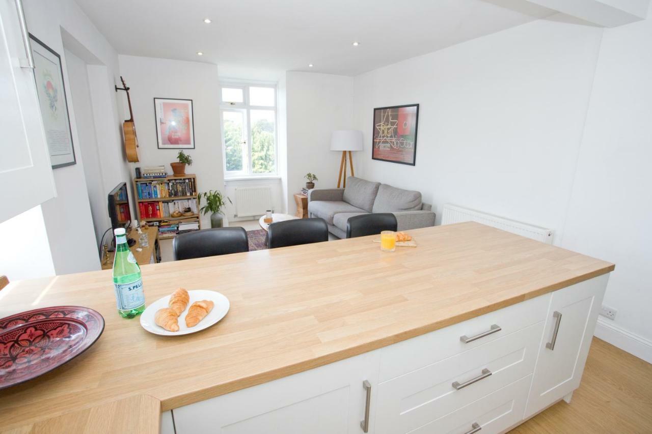 בורנמות' Bright 2 Bedroom Apt - Great Location - Free Parking מראה חיצוני תמונה