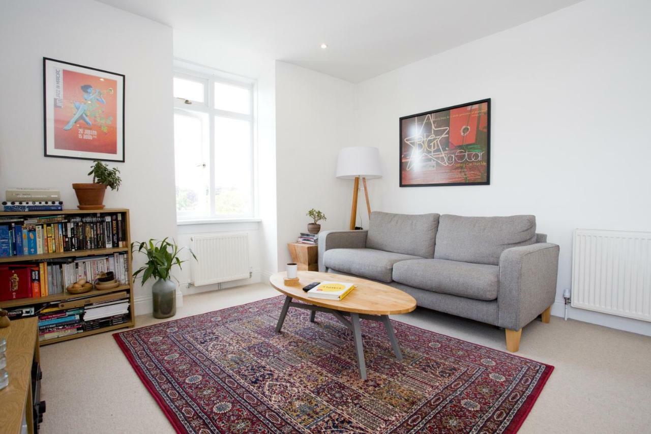 בורנמות' Bright 2 Bedroom Apt - Great Location - Free Parking מראה חיצוני תמונה