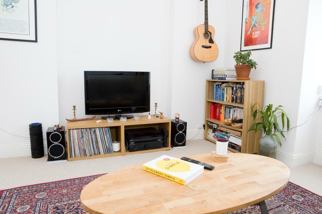 בורנמות' Bright 2 Bedroom Apt - Great Location - Free Parking מראה חיצוני תמונה